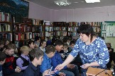 Детям раздают визитки Службы телефона доверия