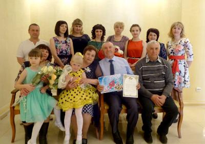 Сотрудники отдела ЗАГС по Усть-Илимскому району и городу Усть-Илимску поздравили с «золотым» юбилеем супругов Сапожниковых