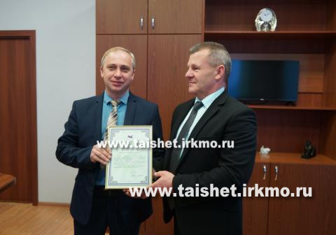 Мэр района Александр Величко вручил Благодарности губернатора Иркутской области жителям района