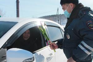 Сотрудники ОГИБДД МО МВД России «Боханский» поздравили автоледи с наступающим Международным женским днем