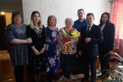Глава района поздравил жительницу  города Тайшета с 90-летием