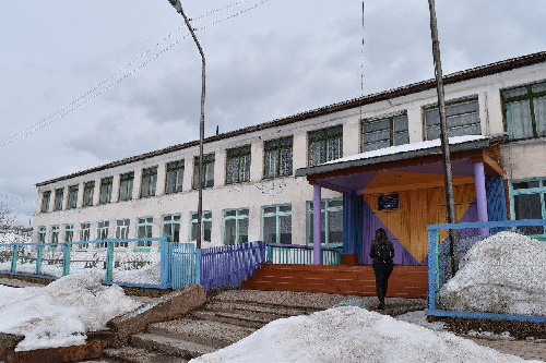 Новые окна и входная группа скоро появятся в Шестаковской школе.