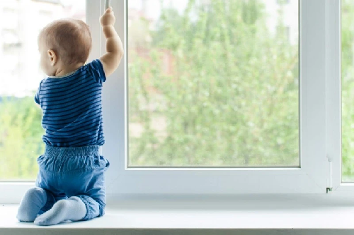 ПАМЯТКА РОДИТЕЛЯМ о профилактике случаев выпадения детей из окон