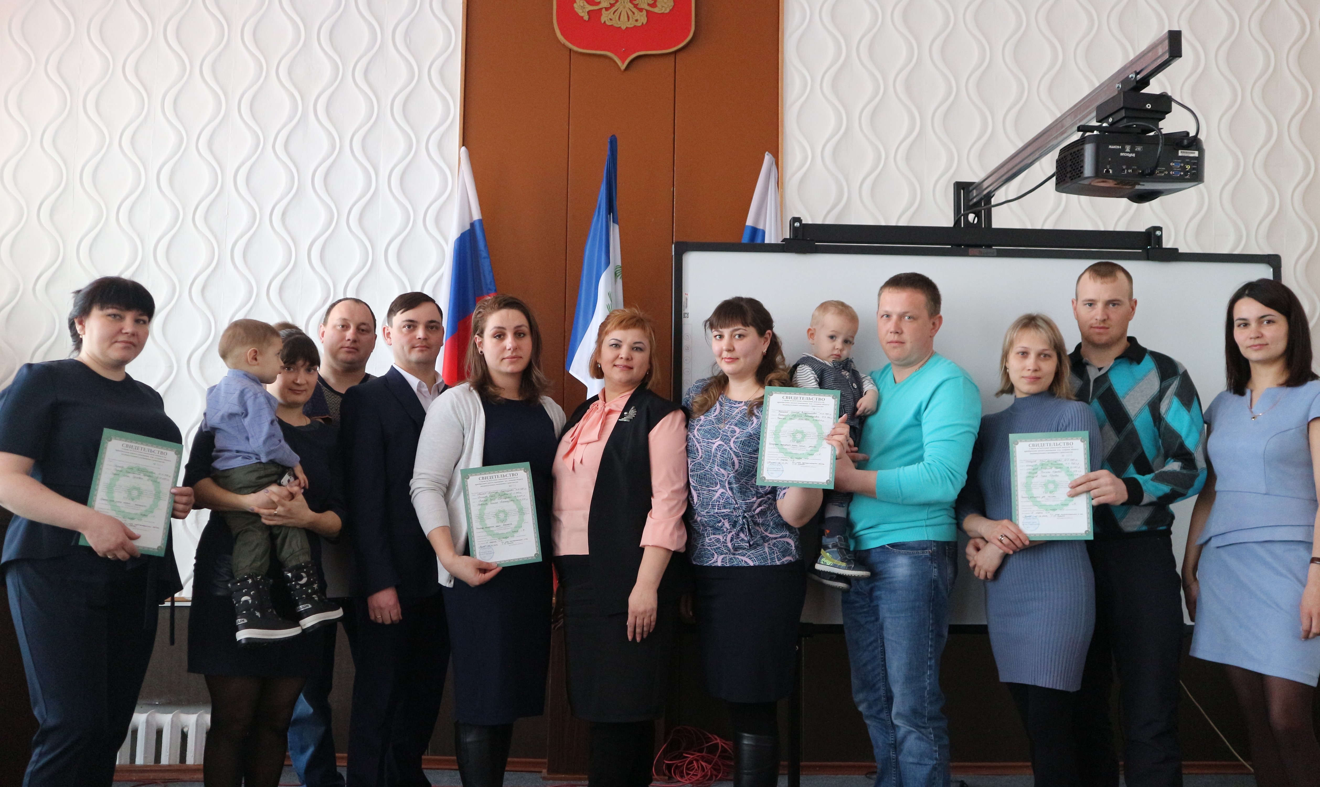 Пяти молодым семьям Качугского района вручили свидетельства на приобретение жилья.