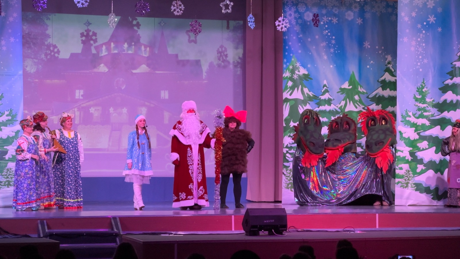23 декабря Ëлка Главы города Железногорска-Илимского порадовала детей и подняла им новогоднее настроение.