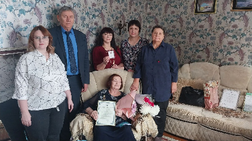Поздравление жительницы нашего района с 80-летием снятия блокады Ленинграда
