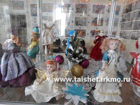 Коллекция кукол в карнавальных костюмах открылась в районном краеведческом музее