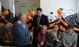 Глава Усть-Илимского района вручает юбилейную медаль Тюмерекову Н.В.