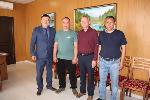 В понедельник, 19 мая, прошла встреча мэра района Бориса Хошхоева с участником СВО Владимиром Беляевым из с. Оса