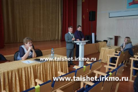 Мэр района Александр Величко встретился с родителями и педагогами МКОУ СОШ №14 . На встрече обсудили вопросы по капитальному ремонту.