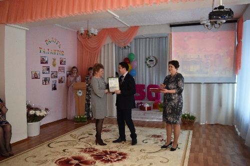 Мэр района поздравил детский сад «Лесная сказка» г. Железногорска-Илимского с золотым юбилеем
