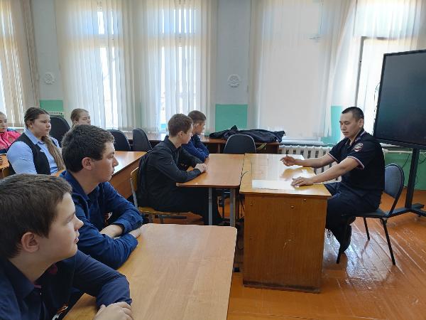 Полицейские провели урок мужества на родине героя СССР