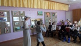 Участница литературного путешествия «Забавно, весело, смешно» преодолевает «Залив стихов». Тубинская сельская библиотека
