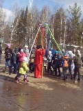 Петька развлекает детвору