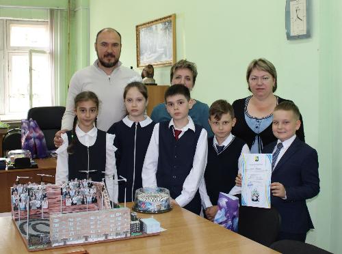 Глава города Железногорска-Илимского Павел Березовский познакомился с детскими проектами благоустройства нашего города.