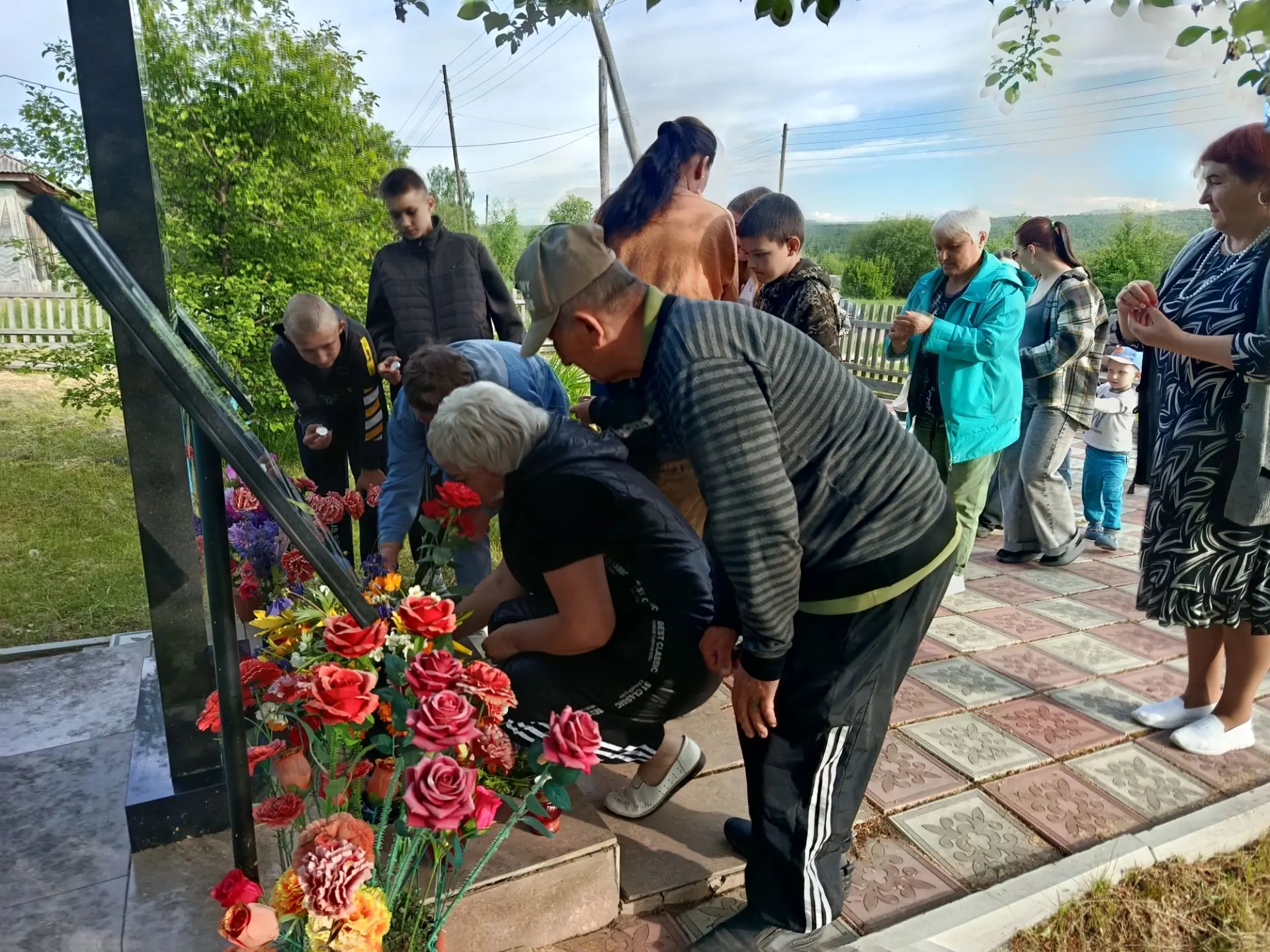 В День памяти и скорби работники культурно-досугового центра провели у обелиска павшим воинам торжественное мероприятие, посвященное трагической дате начала Великой Отечественной войны