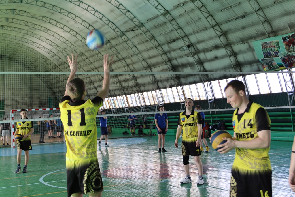 В поселке Михайловка прошли районные соревнования по волейболу среди мужских команд в рамках девятой районной спартакиады среди команд муниципальных образований Черемховского района