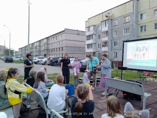 18 июля состоялся «Кинопоказ под открытым небом» в детском городке 6 квартала.