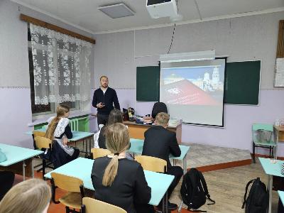 Глава города Железногорска-Илимского Павел Березовский провел урок для учеников 9 класса, на котором ознакомил старшеклассников с основными положениями Конституции РФ.