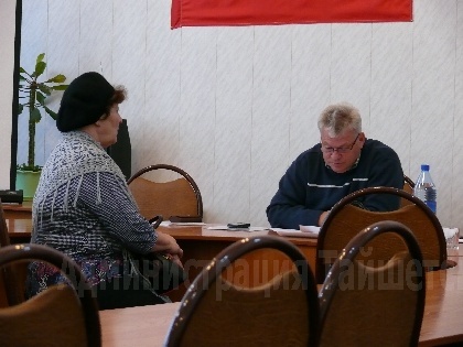 Прием населения провел министр социального развития,  опеки и попечительства Иркутской области Владимир Родионов