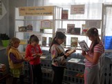  Эдучанской библиотеки   выбирают книги с книжной выставки 