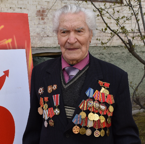 Депутат Закосбрания Николай Труфанов в Нижнеилимском районе поздравил ветерана с Днем защитника Отечества