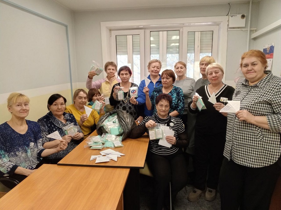 В Иркутской области активисты Центров общения старшего поколения отправили подарки бойцам СВО ко Дню защитника Отечества