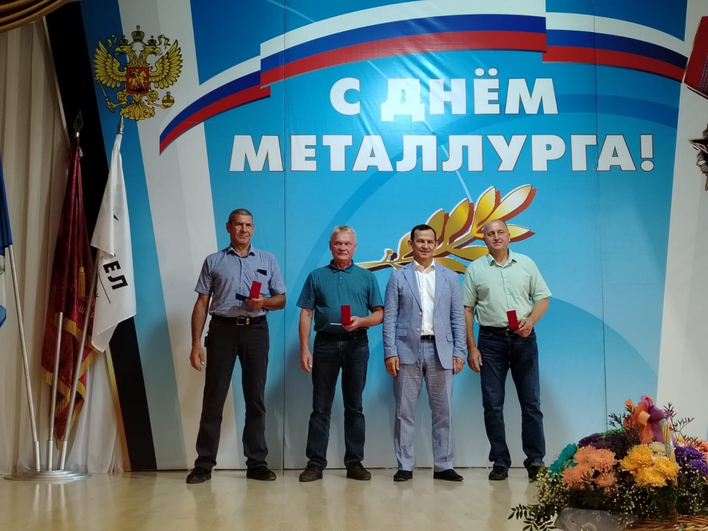Юрий Мартемьянов вручает награды.jpg