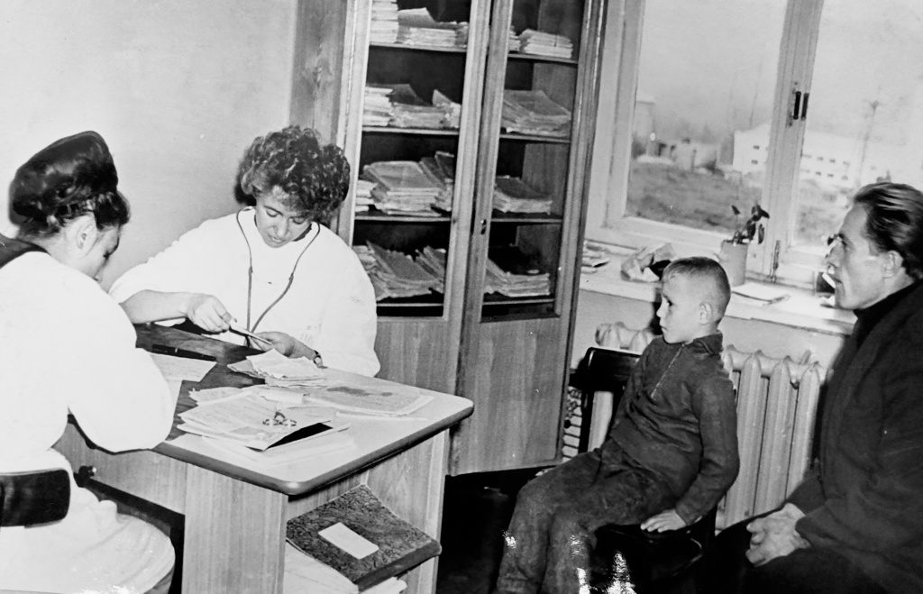 На приеме в детской консультации, имена не известны, 1967