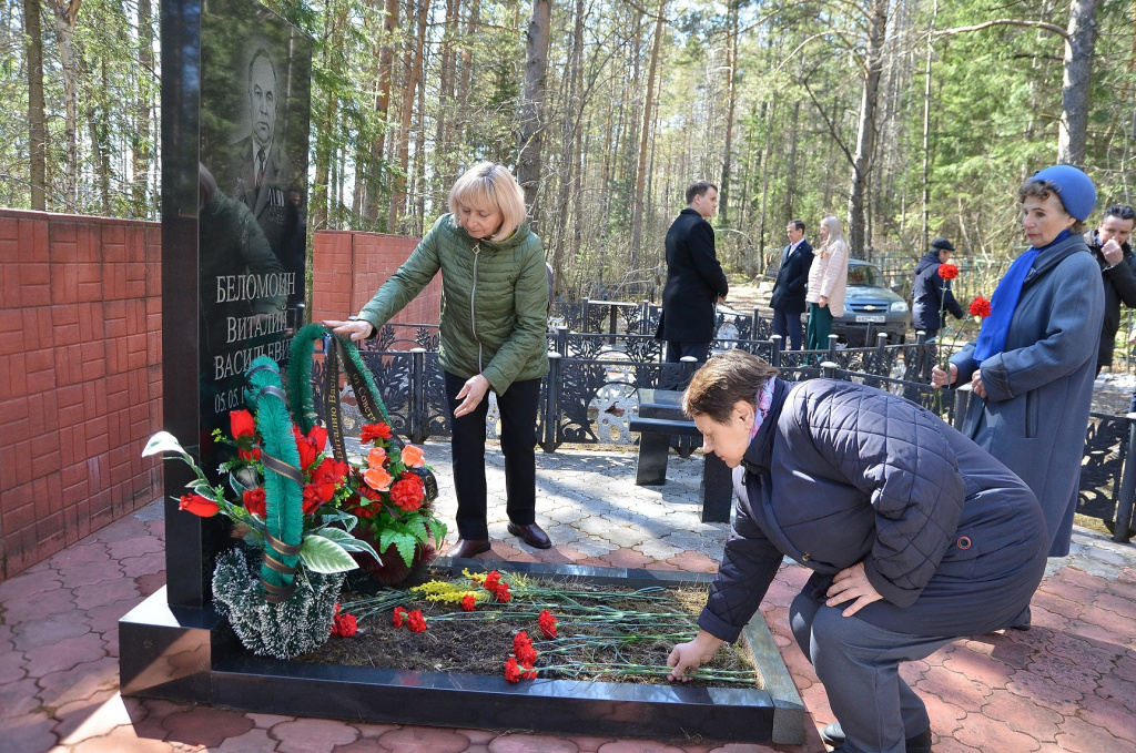 Церемония возложения цветов к памятнику В.В. Беломоину.JPG