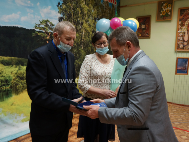В Тайшетском районе  наградили семьи, прожившие в браке более 25 лет   и  родителей приемных детей