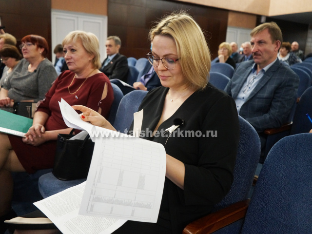 Обстоятельно, подробно, детально. Депутаты Думы Тайшетского района большинством голосов поддержали  отчёт мэра.