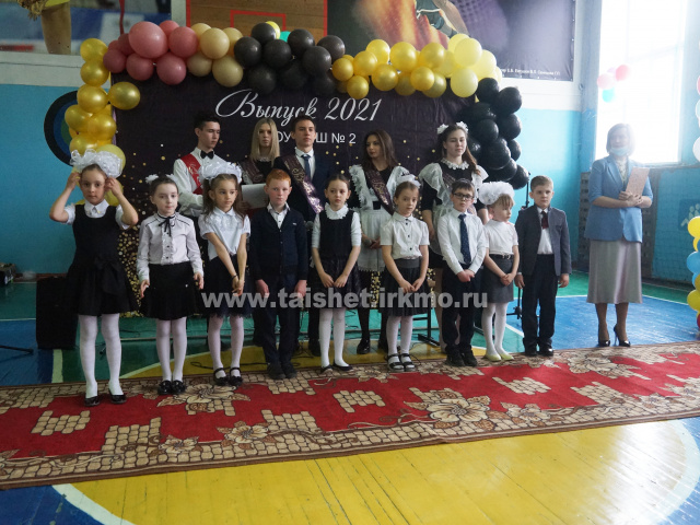 Мэр района Александр Величко поздравил тайшетских школьников с последним звонком