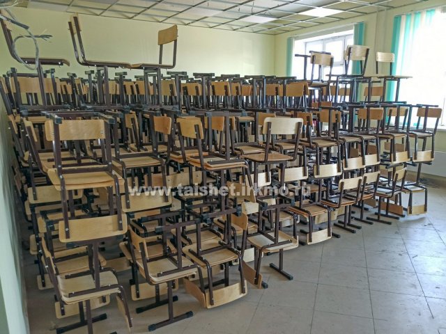 В строящейся школе города Бирюсинска приступили к сборке мебели