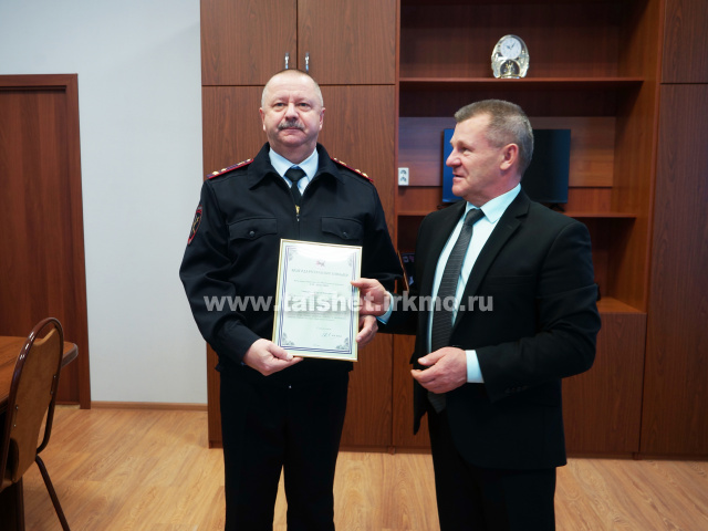 Мэр района Александр Величко вручил Благодарности губернатора Иркутской области жителям района