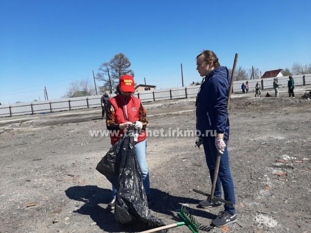 Администрация Тайшетского района поддержала марафон чистоты и вышли  на субботник по уборке территории