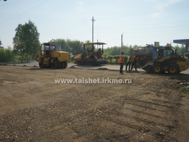 Начались работы по благоустройству прилегающей к зданию администрации Тайшетского района территории