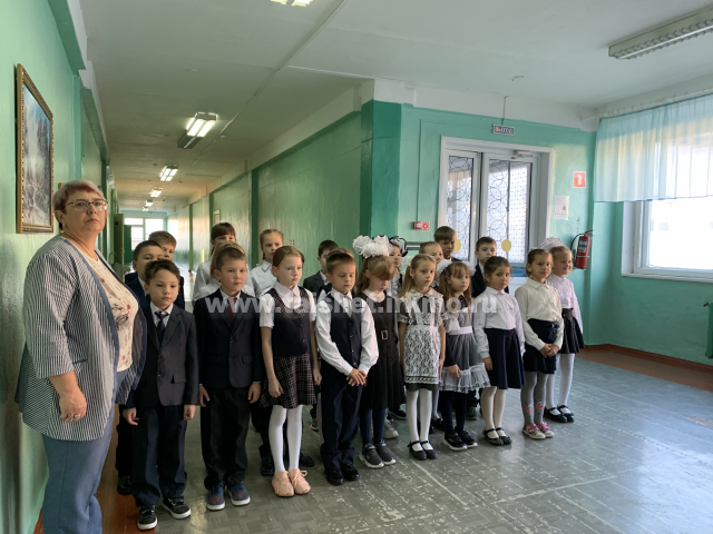 Каждая новая неделя в школах начинается с поднятия флага России и исполнения гимна России