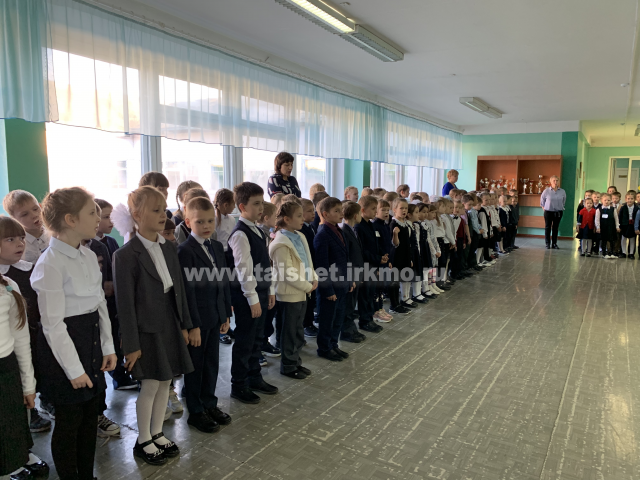 Каждая новая неделя в школах начинается с поднятия флага России и исполнения гимна России