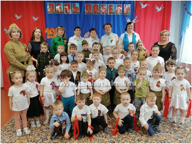 Литературная - музыкальная гостиная ко Дню Победы в Берёзовском детском саду