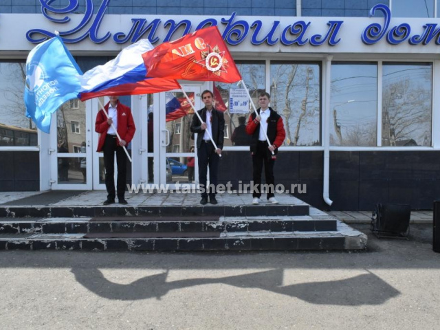 Районный детский парламента провел акции «Случайный вальс", "Георгиевская лента" и «Незабудка»