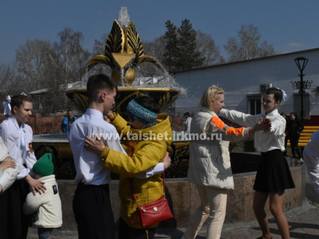 Районный детский парламента провел акции «Случайный вальс", "Георгиевская лента" и «Незабудка»