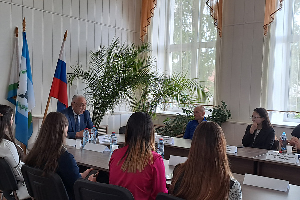 В рамках празднования Всероссийского Дня молодежи, прошёл открытый диалог с мэром Боханского муниципального района Эдуардом Ионовичем Коняевым!