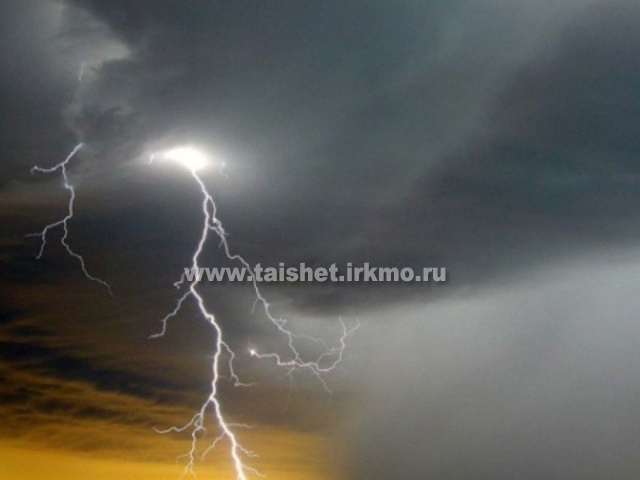 Внимание! Сильные дожди, грозы и град прогнозируют метеорологи в Иркутской области 2 и 3 августа.
