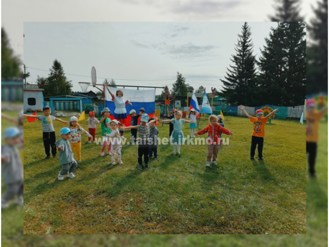 Праздничное мероприятие, посвященное Дню Государственного флага России, в Берёзовском детском саду