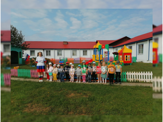Праздничное мероприятие, посвященное Дню Государственного флага России, в Берёзовском детском саду