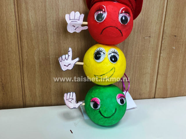 В Тайшетском районе полицейские наградили победителей конкурса новогодних игрушек по правилам дорожного движения «Безопасная Ёлка»