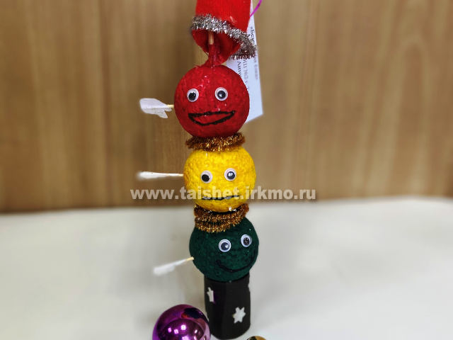 В Тайшетском районе полицейские наградили победителей конкурса новогодних игрушек по правилам дорожного движения «Безопасная Ёлка»