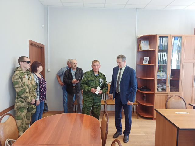 10 июня в администрации Тайшетского района состоялось торжественное вручение удостоверений ветерана боевых действий