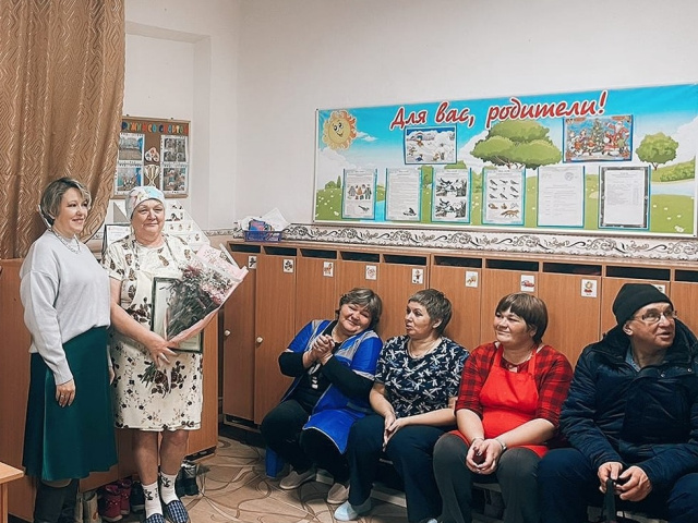Поздравление депутатов районной Думы с юбилейными датами образовательных учреждений района  и вручение Почётных грамот